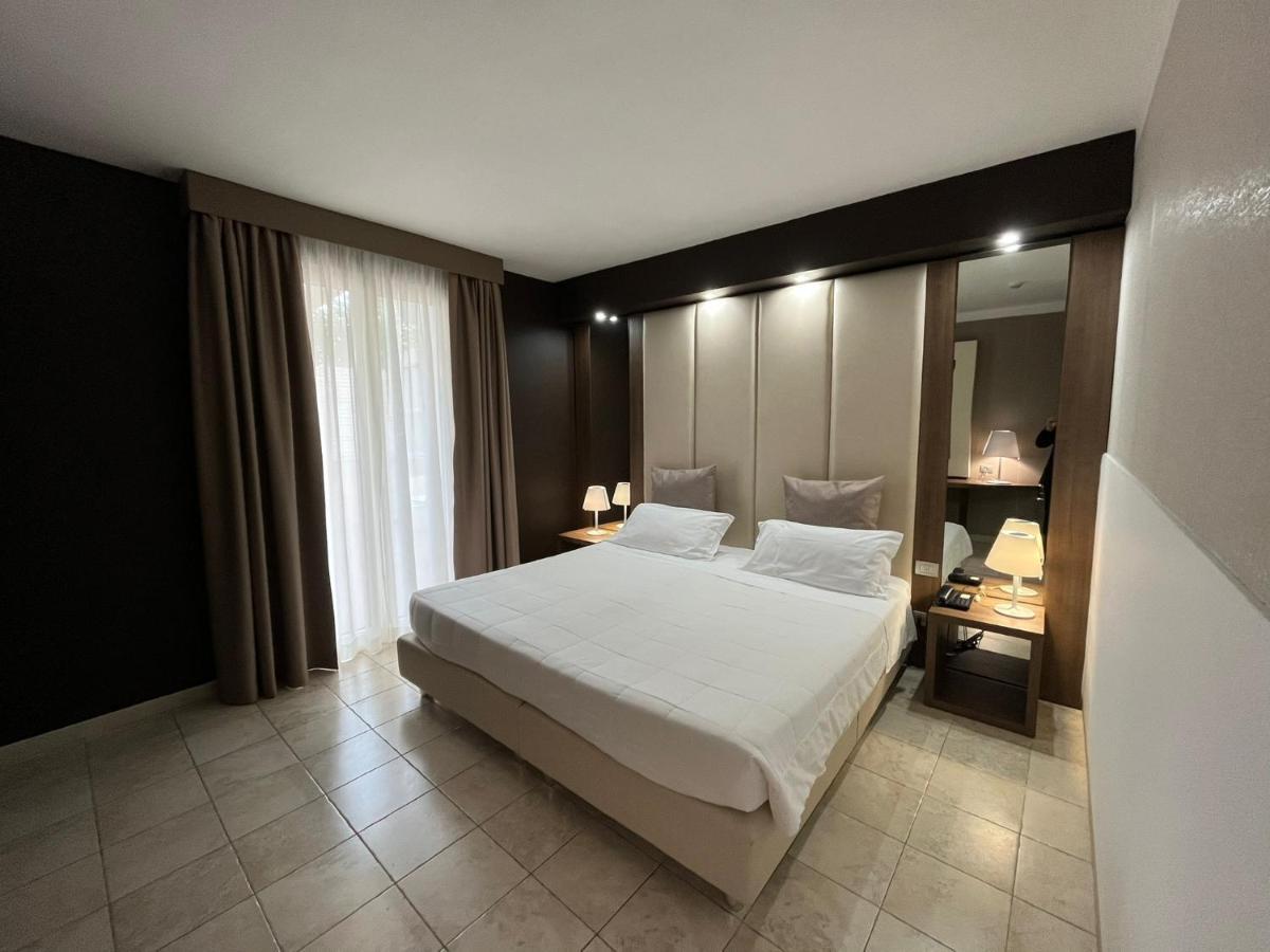 Hotel Lafayette โจวีนัซโซ ภายนอก รูปภาพ
