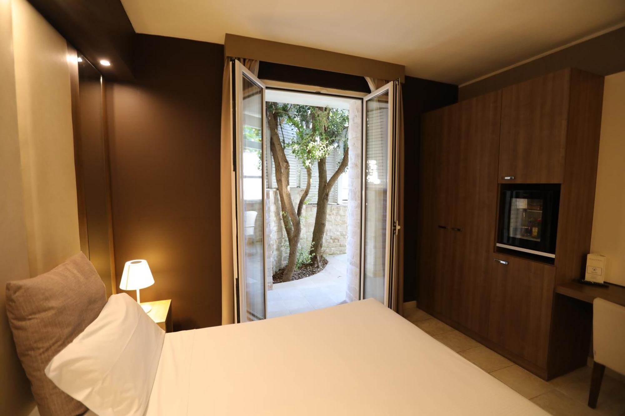 Hotel Lafayette โจวีนัซโซ ภายนอก รูปภาพ