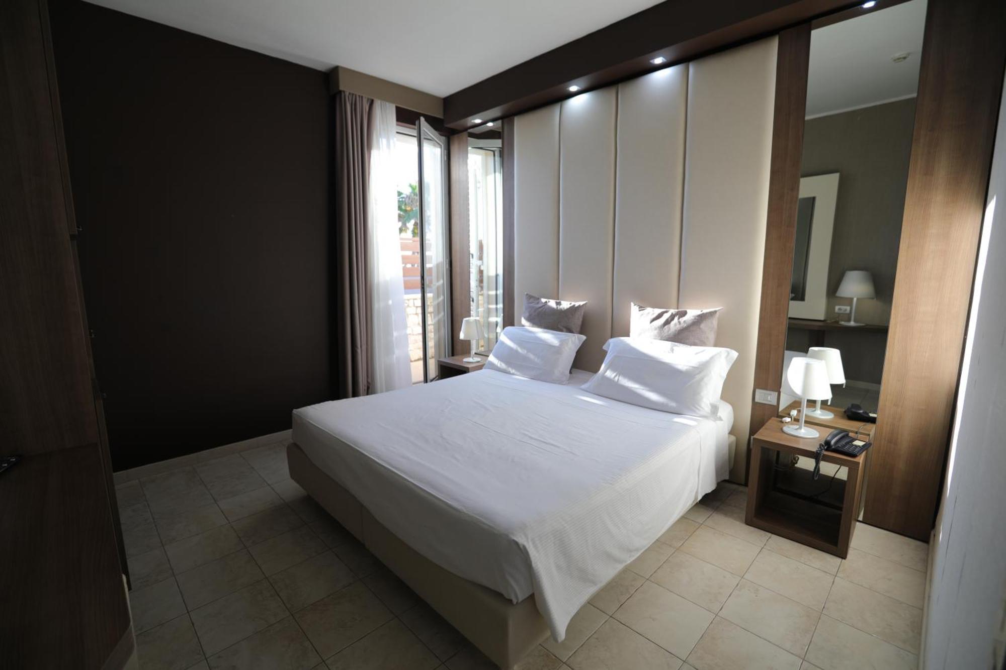 Hotel Lafayette โจวีนัซโซ ภายนอก รูปภาพ
