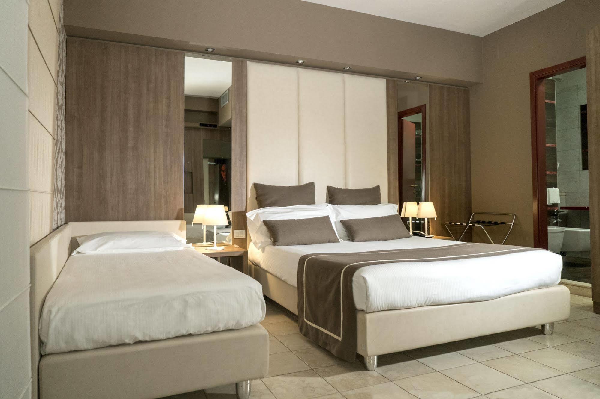 Hotel Lafayette โจวีนัซโซ ภายนอก รูปภาพ